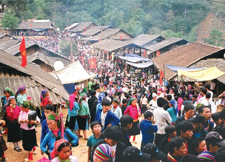 Chợ phiên cũng là một nơi du khách không nên bỏ qua nếu muốn khám phá cuộc sống thường nhật của người dân